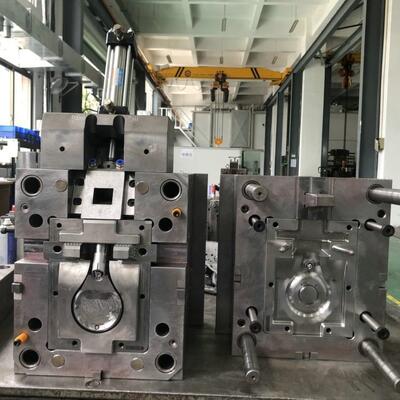 Parties automobiles Moules d'injection en plastique S136 Norme européenne Moule de surmoulage en plastique de haute qualité de haute précision